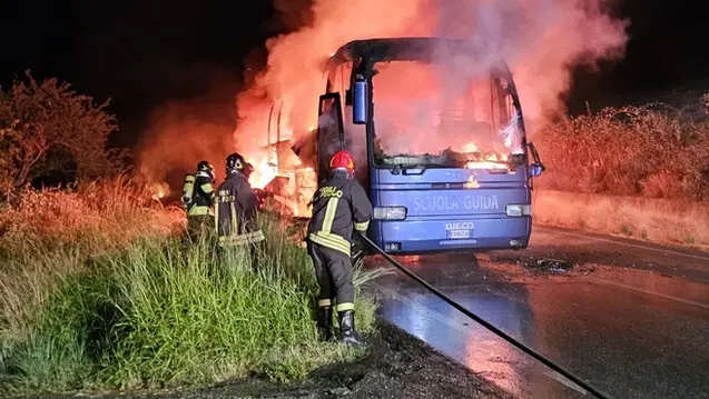 Soverato, incendio sull’autobus scuola guida: distrutto il mezzo sulla SS182