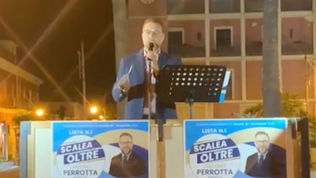 Giacomo Perrotta parla in piazza Caloprese durante un comizio elettorale a Scalea