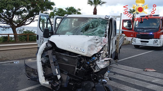 Incidente stradale sulla SS18 ad Amantea: tre feriti estratti dalle lamiere dai vigili del fuoco