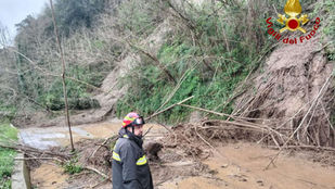 Vigili del Fuoco impegnati nella rimozione di fango e detriti dopo una frana nella provincia di Vibo Valentia