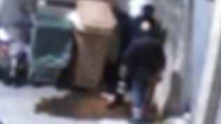 Lanciavano rifiuti in una proprietà privata, due operatori ecologici denunciati dai carabinieri