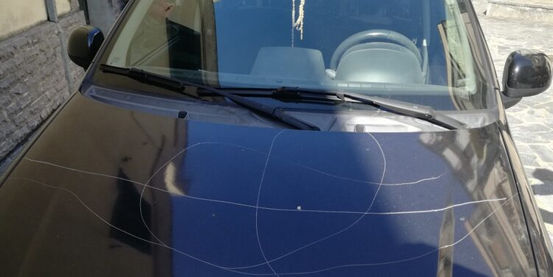 Sangineto, vandali danneggiano l'auto del parroco