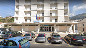 orpreso a rubare in una casa del centro a Paola: la Polizia blocca un 47enne in flagranza. L'uomo, un pregiudicato in trasferta da Platania, aveva già prelevato contanti e oggetti di valore