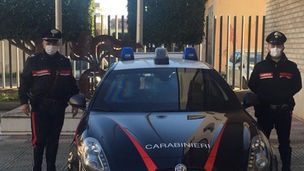 Senza mascherine, ammassati a giocare a carte: i carabinieri chiudono un circolo a Schiavonea