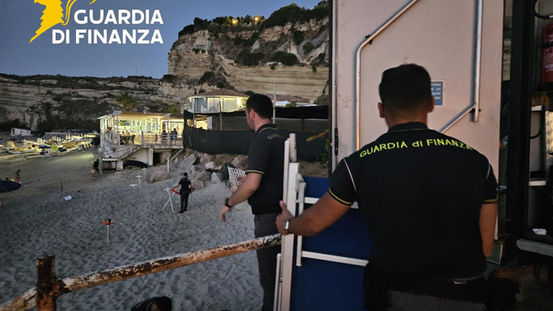Guardia di Finanza sequestra stabilimenti balneari abusivi a Baia di Riaci, Costa degli Dei