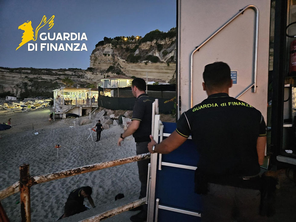Guardia di Finanza sequestra stabilimenti balneari abusivi a Baia di Riaci, Costa degli Dei