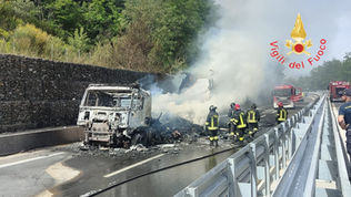 In fiamme un autoarticolato sulla A2: intervento dei vigili del fuoco