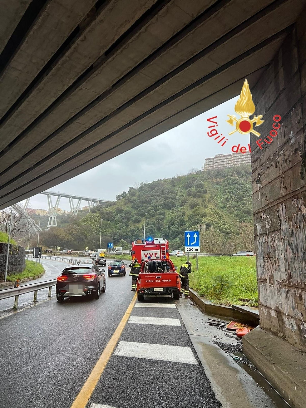  Mezzo dei Vigili del Fuoco in azione durante un allagamento stradale in Calabria per maltempo