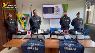 Panetti di cocaina sequestrati nel porto di Gioia Tauro