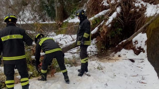 Vigili del fuoco al lavoro per sgomberare le strade dalla neve