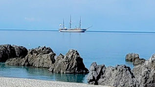 Nave Amerigo Vespucci alla fonda nella baia dell'Ajnella