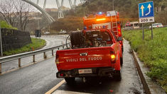  Mezzo dei Vigili del Fuoco in azione durante un allagamento stradale in Calabria per maltempo