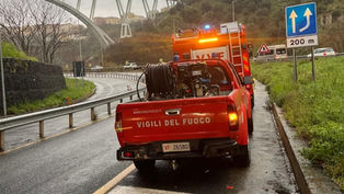 Mezzo dei Vigili del Fuoco in azione durante un allagamento stradale in Calabria per maltempo