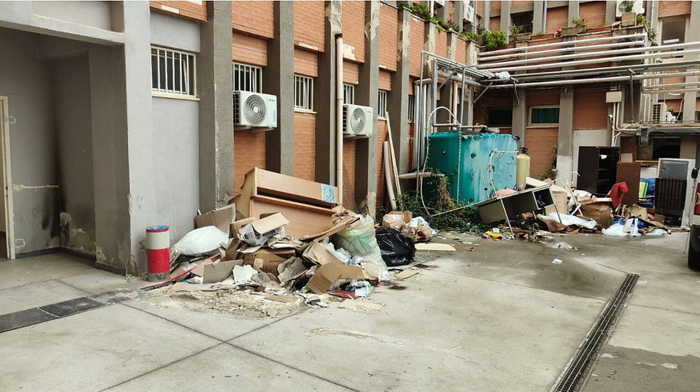 Cumuli di rifiuti accanto all’ospedale San Francesco di Paola