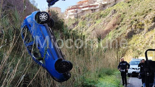 Scalea, incidente: con l'auto finiscono fuori strada, due feriti