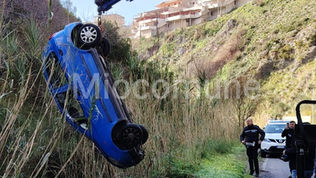 Scalea, incidente: con l'auto finiscono fuori strada, due feriti