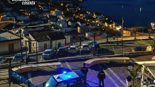 Controlli a tappeto sulla movida tra Paola e San Lucido: i Carabinieri arrestano un 20enne in fuga con un'e-bike rubata. Denunce per spaccio, armi e un locale sanzionato per aver servito alcol a una minorenne.