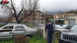 Carabinieri Forestale durante sequestro discarica abusiva auto San Lucido SS18