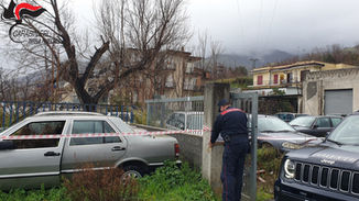 Carabinieri Forestale durante sequestro discarica abusiva auto San Lucido SS18