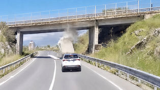 Camion con gru coinvolto nell’urto contro il cavalcavia sulla statale 18 in contrada Tufo tra San Nicola Arcella e Praia a Mare