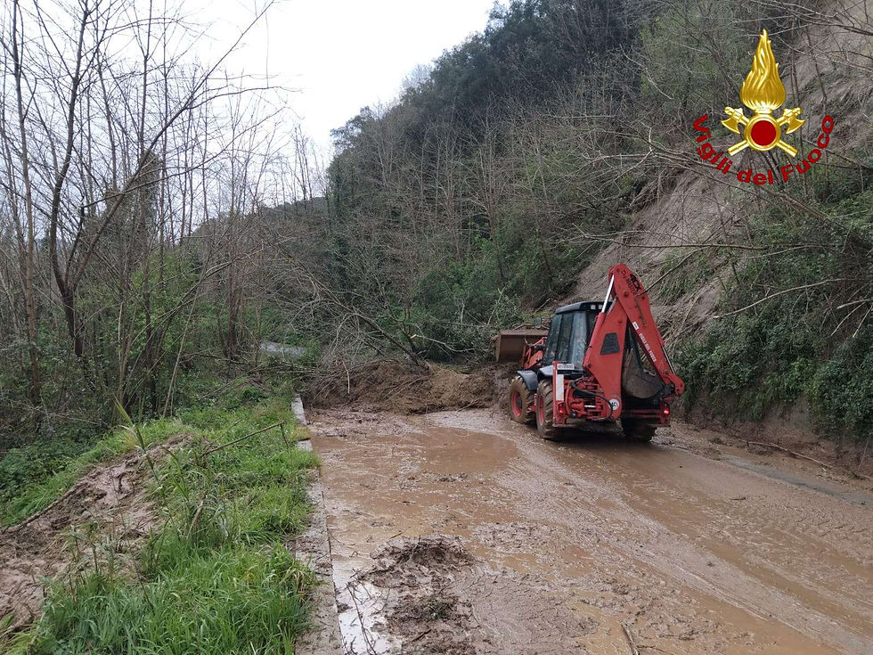 Vigili del Fuoco impegnati nella rimozione di fango e detriti dopo una frana nella provincia di Vibo Valentia