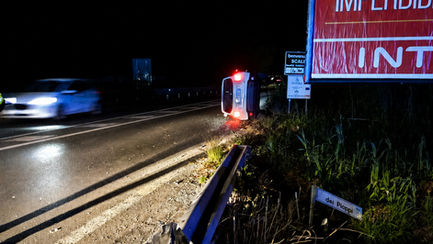 Auto ribaltata sulla Statale 18 tra Scalea e Santa Maria del Cedro dopo un incidente notturno