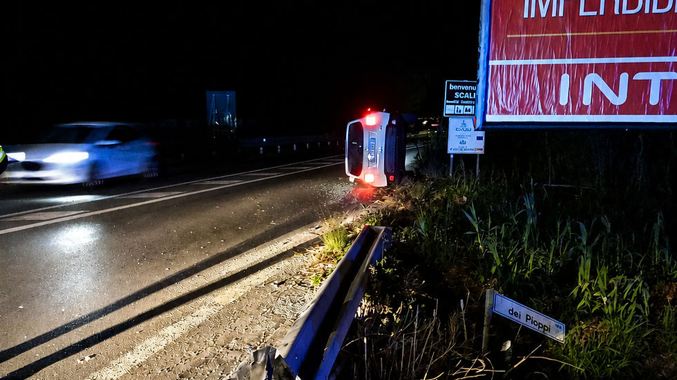 Auto ribaltata sulla Statale 18 tra Scalea e Santa Maria del Cedro dopo un incidente notturno
