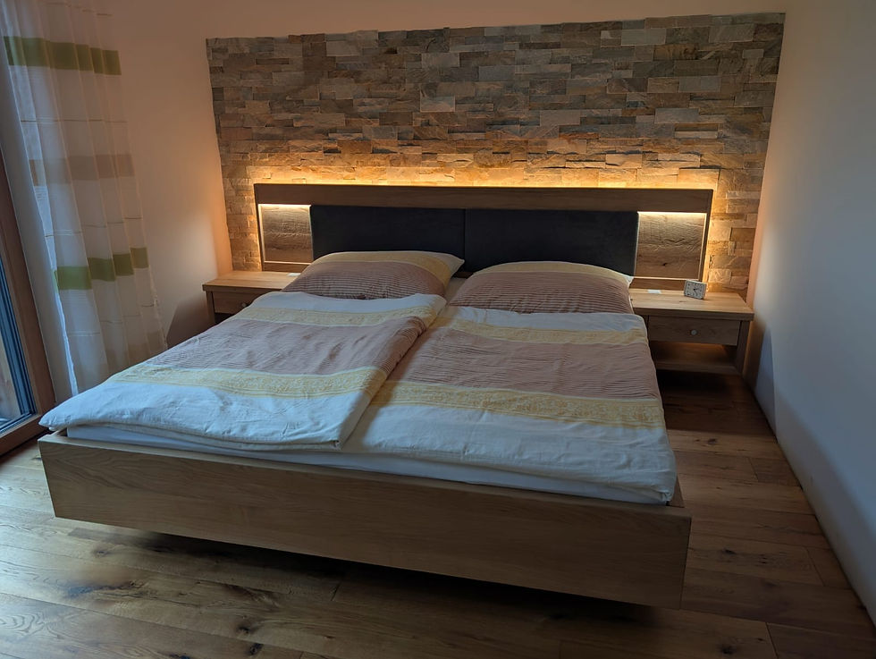 Bett aus Eiche mit Beleuchtung