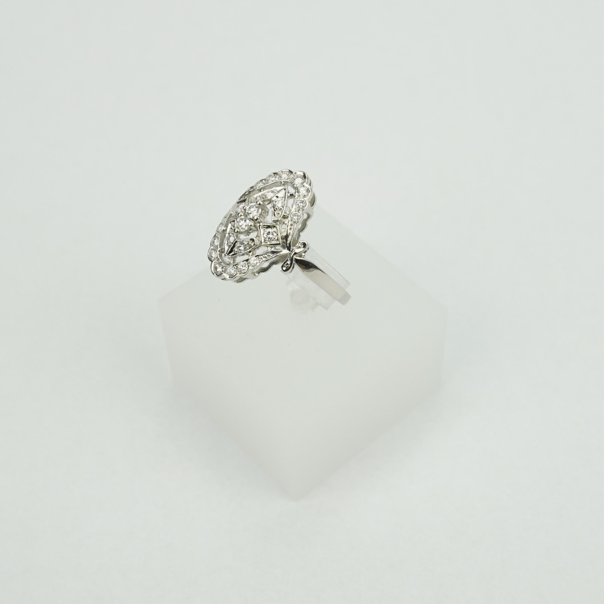 Art Déco Stil Ring mit Diamanten in 950 Platin  rhodiniert