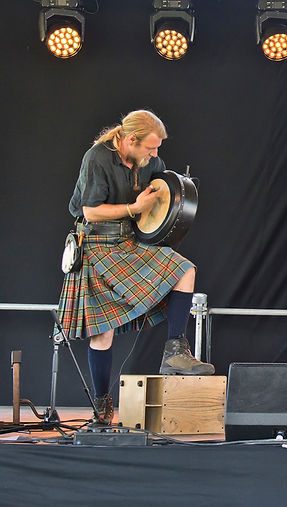 dennis-delger-is-playing-bodhrán-at-a-festival