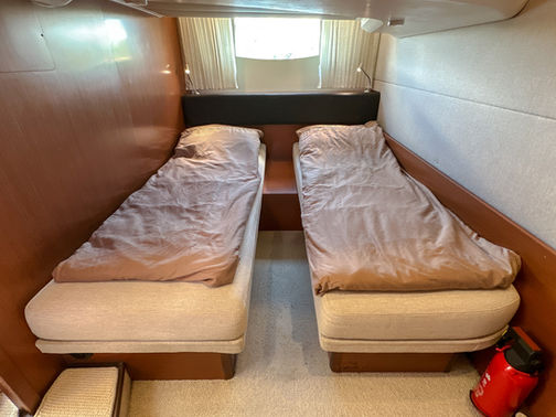 Hytter & WC Prestige 390S till salu med båtmäklaren Opulence Yachts