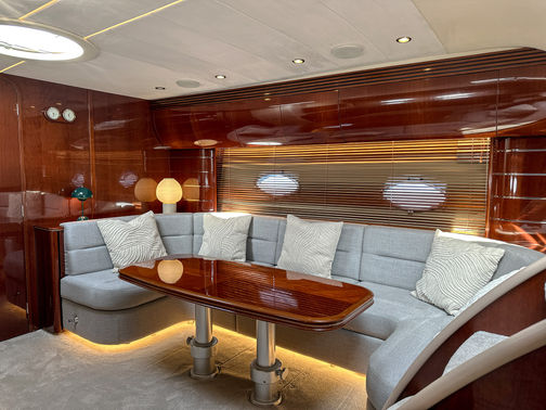 Salonegen ombord Princess V50, till salu med båtmäklaren Opulence Yachts.