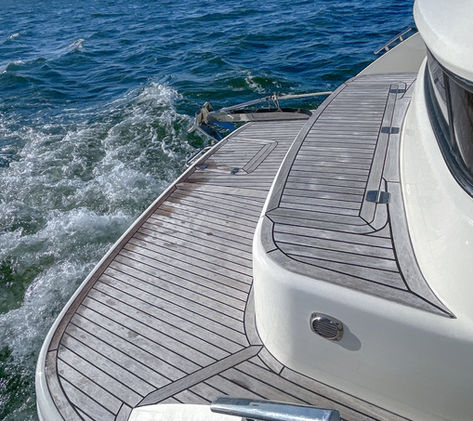 Marex 370 Aft Cabin, däcksytor, såld av Opulence Yachts