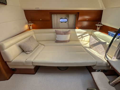 Salong & Pentry Prestige 390S till salu med båtmäklaren Opulence Yachts