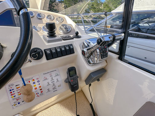 Styrplats Prestige 390S till salu med båtmäklaren Opulence Yachts