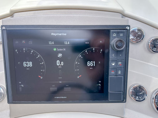 Styrplats Prestige 390S till salu med båtmäklaren Opulence Yachts