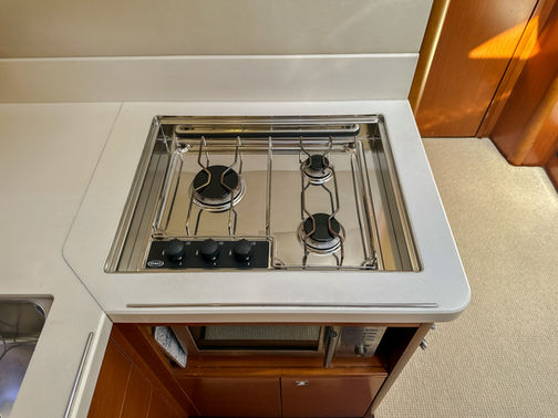 Salong & Pentry Prestige 390S till salu med båtmäklaren Opulence Yachts