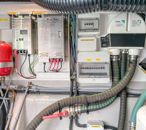 Motorrum Sunseeker 47 portofino. Till salu med båtmäklaren Opulence Yachts.