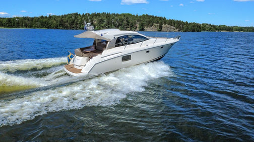 Prestige 390S till salu med båtmäklaren Opulence Yachts