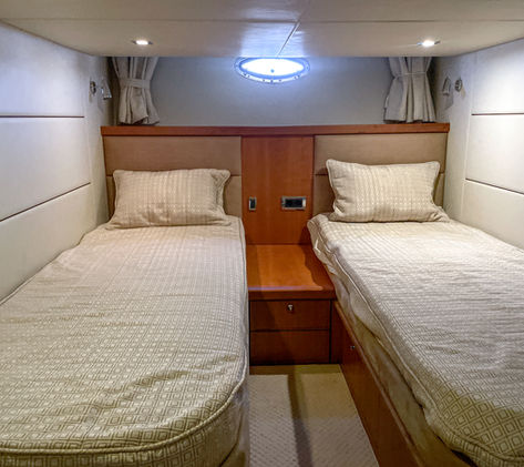 Hytter Sunseeker 47 portofino. Till salu med båtmäklaren Opulence Yachts.