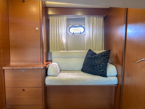Hytter & WC Prestige 390S till salu med båtmäklaren Opulence Yachts