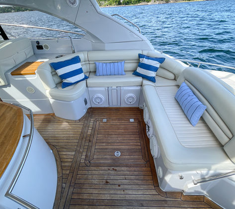 Sittbrunn och skepparplats Sunseeker 47 portofino. Till salu med båtmäklaren Opulence Yachts.