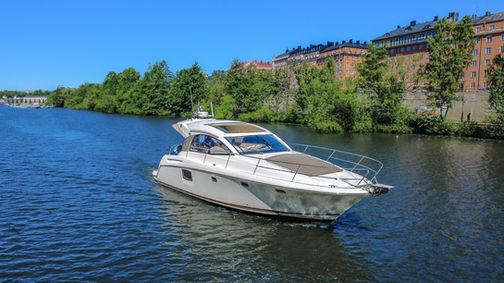 Prestige 390S till salu med båtmäklaren Opulence Yachts