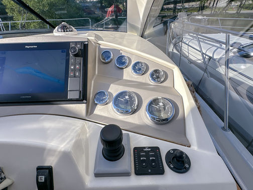 Styrplats Prestige 390S till salu med båtmäklaren Opulence Yachts