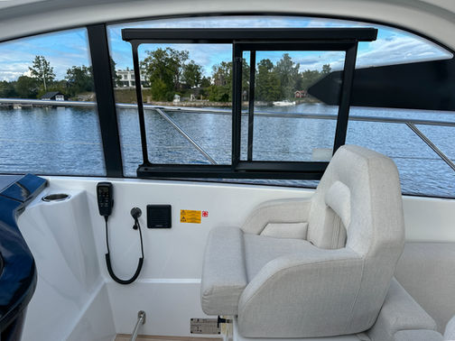 Styrplatsen ombord Beneteau Gran Truismo 41. Till salu med båtmäklare Opulence Yachts.