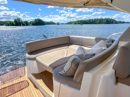 Sittbrunn Prestige 390S till Salu med båtmäklaren Opulence Yachts