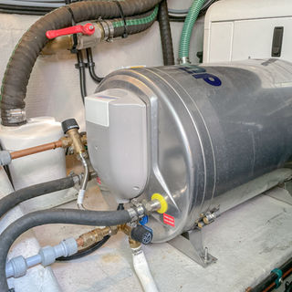 Motorrum Sunseeker 47 portofino. Till salu med båtmäklaren Opulence Yachts.