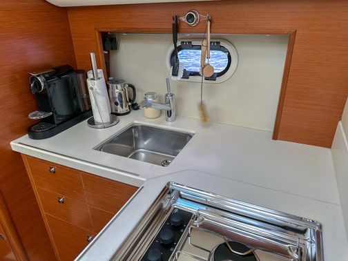 Salong & Pentry Prestige 390S till salu med båtmäklaren Opulence Yachts