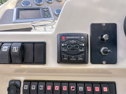 Styrplats Prestige 390S till salu med båtmäklaren Opulence Yachts