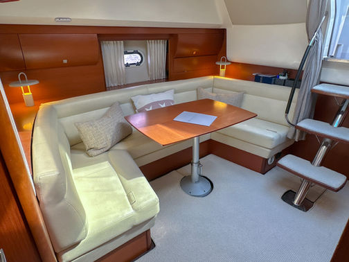 Salong & Pentry Prestige 390S till salu med båtmäklaren Opulence Yachts